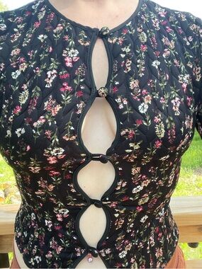Sexy retro style Floral button Front key hole black floral Women's quilted top.